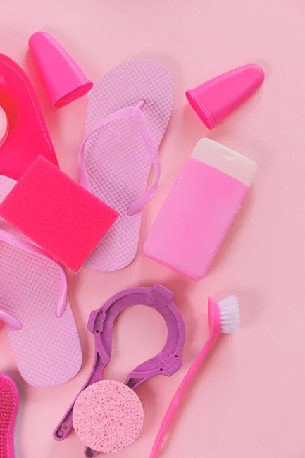 Un couple range des cartons étiquetés dans un salon minimaliste, en préparant le jour du déménagement.